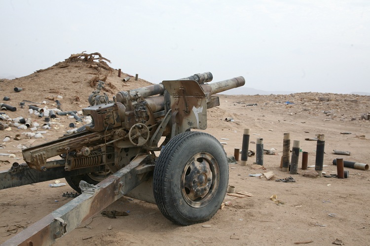 مدفعية الجيش اليمني تدك تجمعات الحوثيين في نهم بـ30 قذيفة