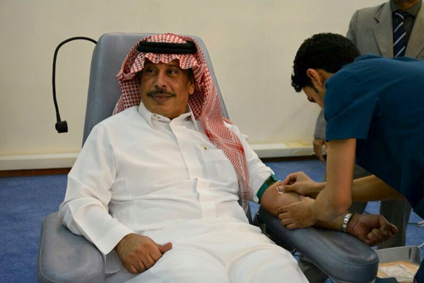 بالصور.. أمير الباحة يتبرع بالدم