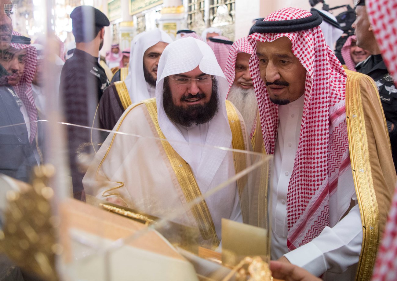 الملك يتسلم نادرة من المصحف الشريف أثناء زيارته للمسجد النبوي