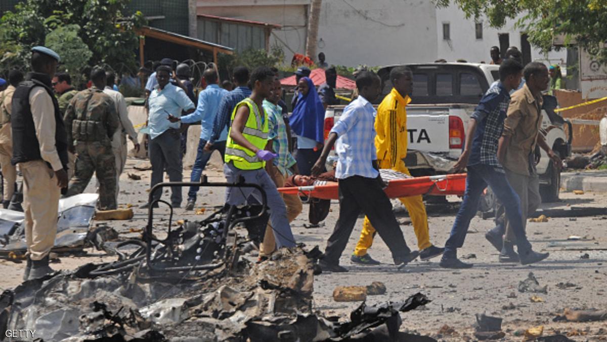 جندي صومالي يعترض انتحاريًّا فانفجرت به القنبلة أمام المسجد