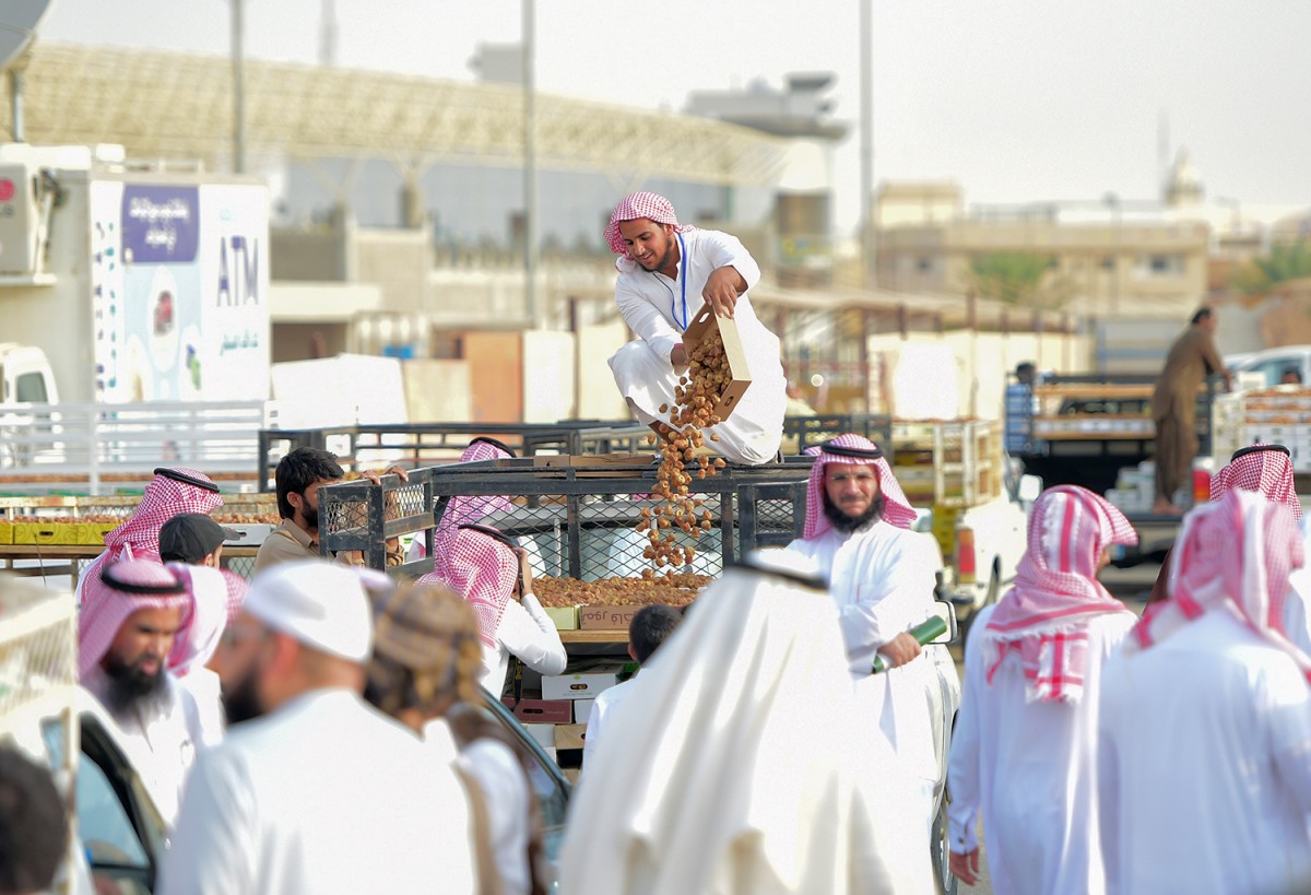 رواتب الموظفين ترفع الصفقات المتداولة في مهرجان تمور بريدة