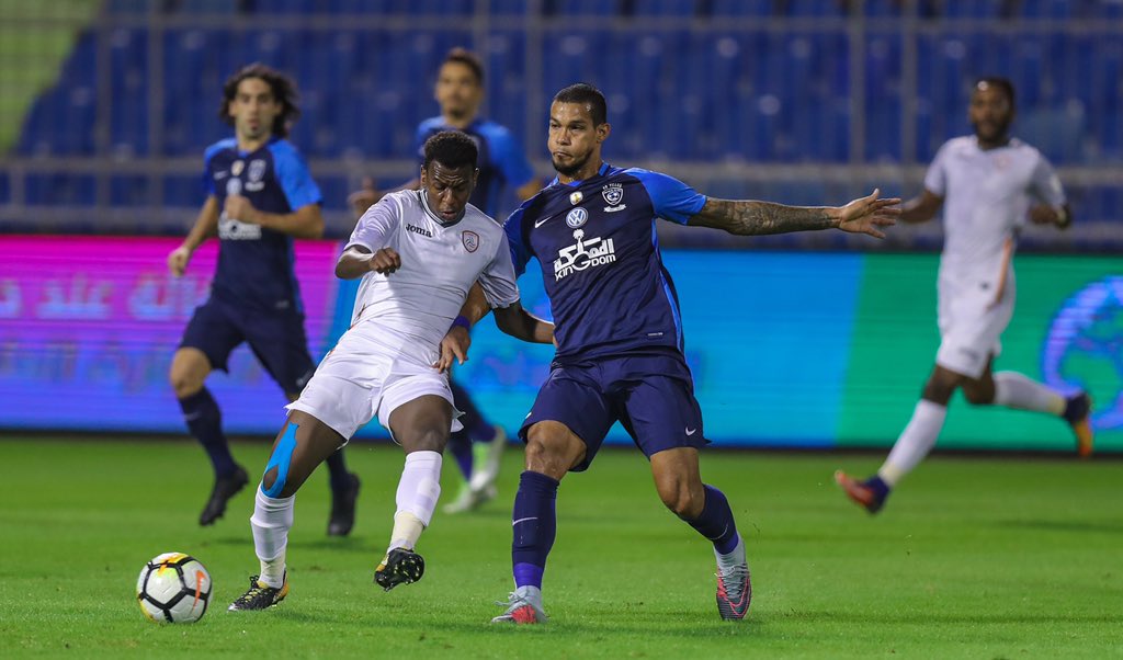 شاهد.. الشباب يحرم الهلال من الانفراد بصدارة الدوري