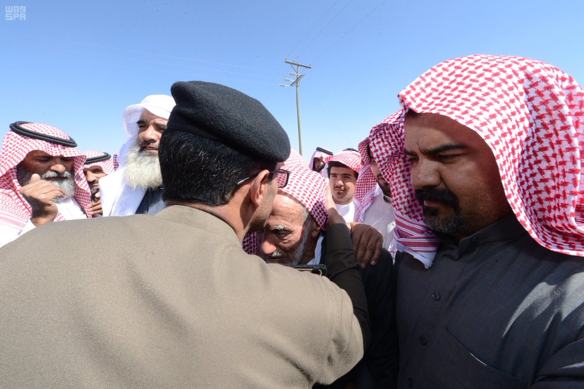 جموع المصلين يؤدون صلاة الميت على شهيد الواجب الأحمري.2