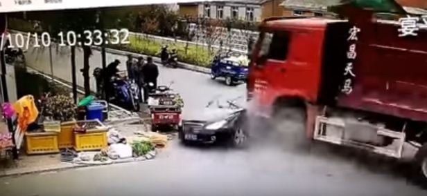 بالفيديو.. قائد شاحنة متهور يصدم سيارة ويدهس 5 أشخاص