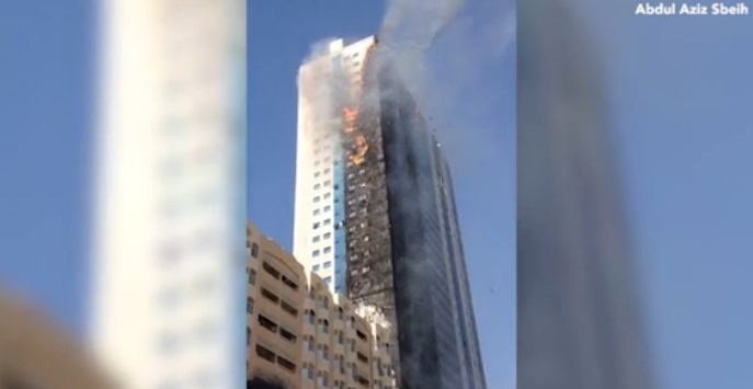 شاهد.. حريق هائل في مبنى سكني بـ #الشارقة