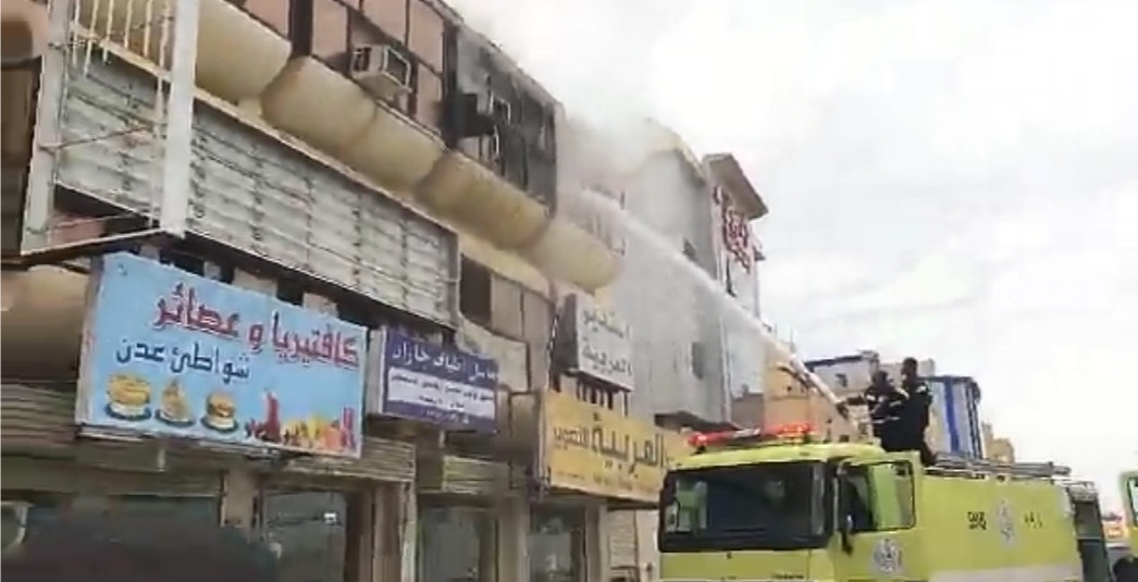 بالفيديو والصور.. الدفاع المدني يباشر حريقاً في مبنى بروضة جازان