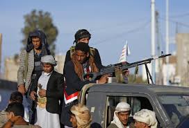 قادة ميليشيا الانقلاب ينهبون أموال اليمنيين ويستغلون حاجتهم للغاز
