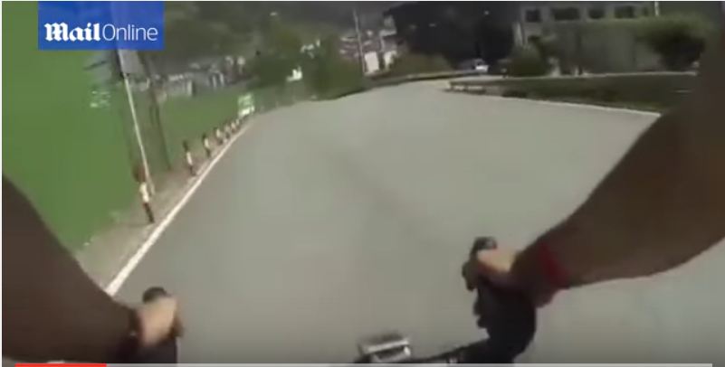 بالفيديو.. كاميرا الخوذة توثق لحظة انقلاب درّاج من فوق الجسر