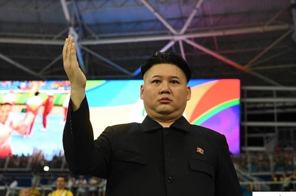بالصور.. رئيس كوريا الشمالية “المُزيف” يثير الجدل بين مشجعي أولمبياد ريو