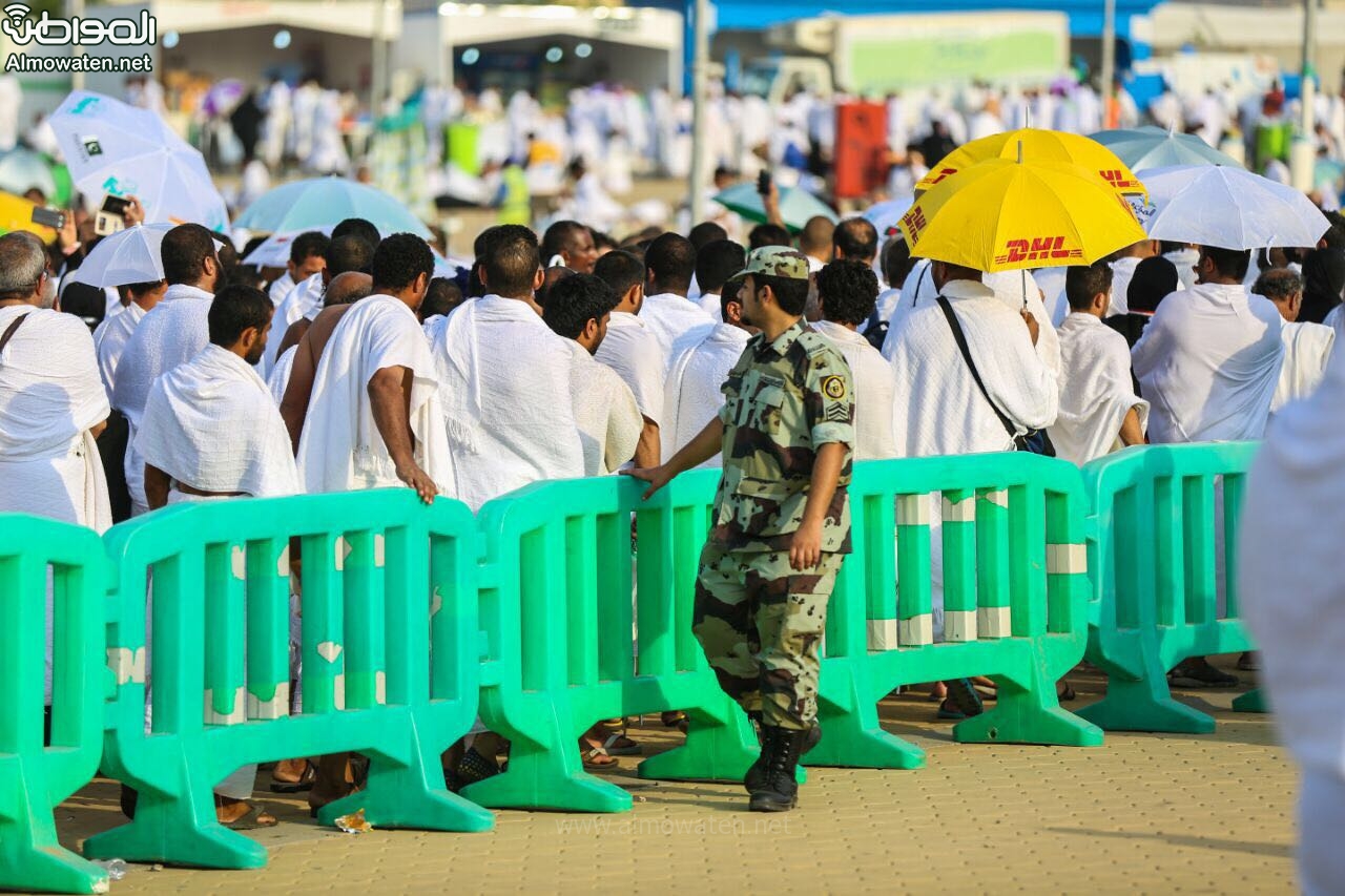 بالصور.. رجال الأمن بعرفة يقدمون يد العون لكبار السن والفئات الخاصة