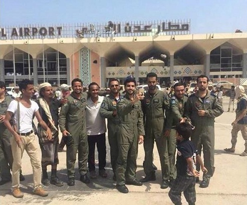 شاهد.. رجال سلمان يلتقطون السيلفي في مطار عدن بعد تحريره