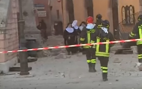 بالفيديو والصور.. زلزال إيطاليا يخرج التوابيت من القبور