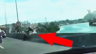 شاهد.. سائق دراجة يسقط من فوق أحد الجسور في البرازيل