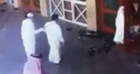 بالفيديو.. لصوص يحتالون لسرقة مواطن أمام باب مسجد