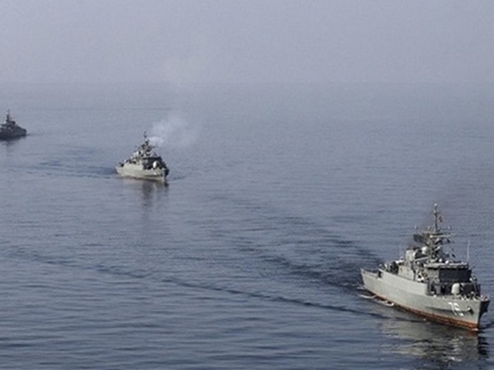 التحالف العربي يطالب سفن وناقلات راسية بالحديدة سرعة المغادرة
