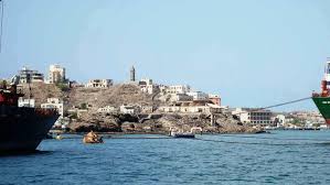 مسؤول يمني يتهم مليشيا الحوثي بنهب عشرات السفن الإغاثية