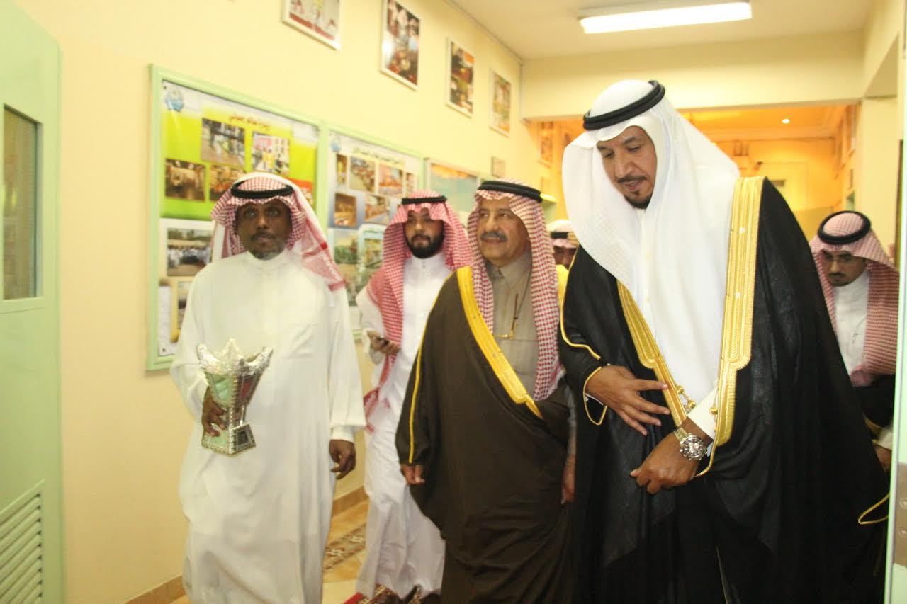 الأمير سلطان بن محمد يحتفل بالفائزين بجائزته في معهد العاصمة على طريقته الخاصة