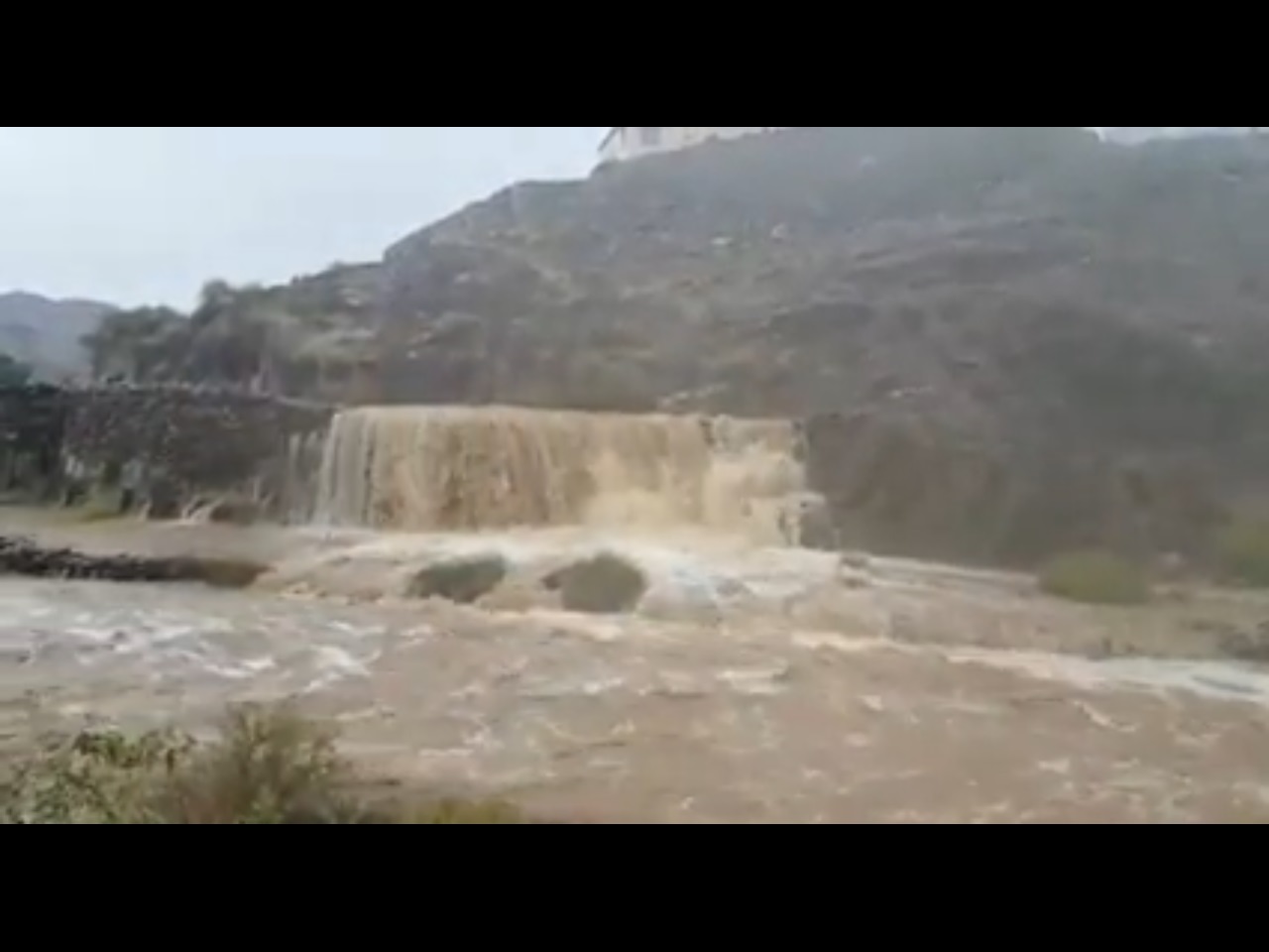 شاهد.. منظر خلاب لجريان وادي عبل بللحمر