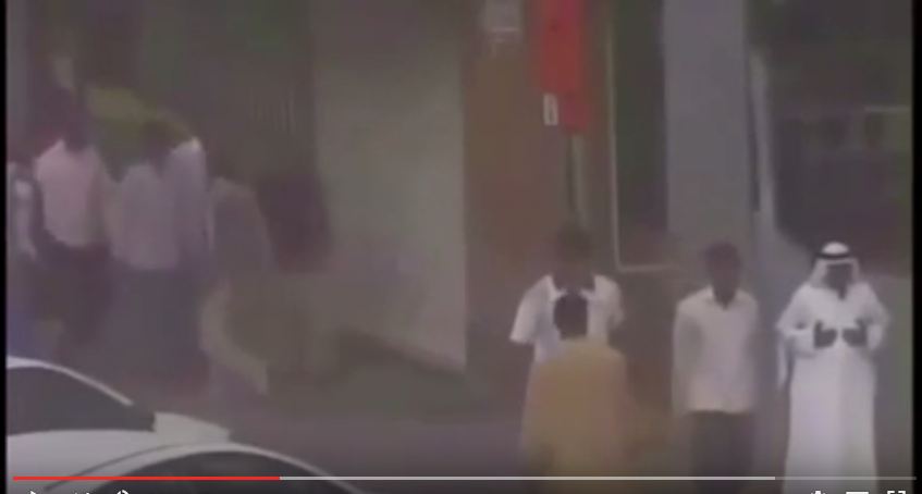 بالفيديو.. موظف كاميرا المراقبة يطلب الإسعاف لشخصٍ وضع يده على قلبه