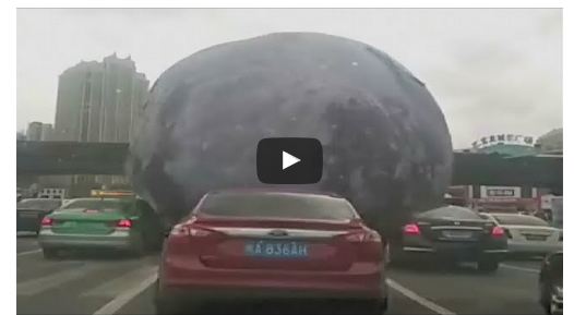شاهد .. صخرة عملاقة تتدحرج بشوارع الصين بعد وصول إعصار ميرانتي