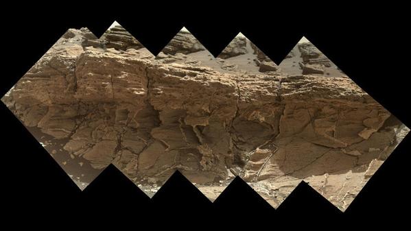 كاميرا “كيريوسيتي” تلتقط صورا لصخرة غريبة المكونات على سطح المريخ