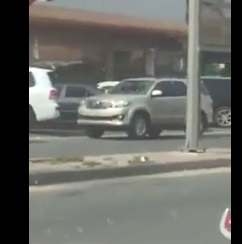 بالفيديو.. سعودية تبعد سيارة زوجها من الوقوف الخاطئ