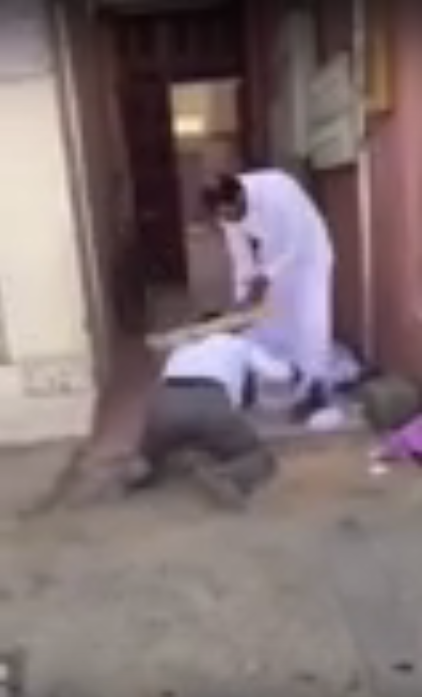بالفيديو.. مواطن يضرب عاملاً ومُطالبات بالقبض عليه