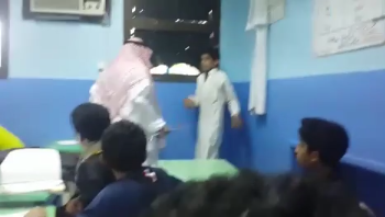 مقطع متداول لضرب طالب بوحشية في إحدى المدارس