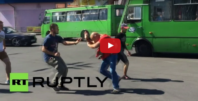 #تيوب_المواطن :أوكرانيا.. ضرب رجل لارتدائه قميصا بشعار الاتحاد السوفيتي