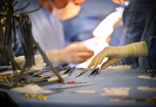 منع طبيبة غير سعودية من إجراء العمليات في الرياض بسبب عدم وجود رخصة