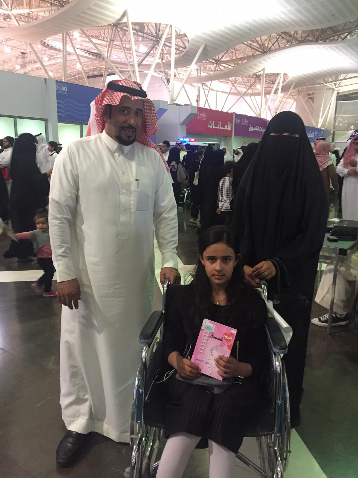 طفلة الـ 9 أعوام تقهر المرض وتُوقع كتابها في معرض الرياض
