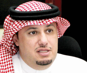 الأمير مقرن يعزّي طلال آل الشيخ في وفاة عمه