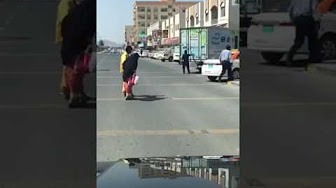 بالفيديو.. عامل نظافة يساعد مُسنة على عبور الطريق ينال استحسان الجميع