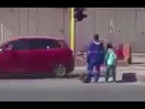 بالفيديو.. عامل نظافة يساعد طالباً لعبور الطريق ومطالبات بتكريمه