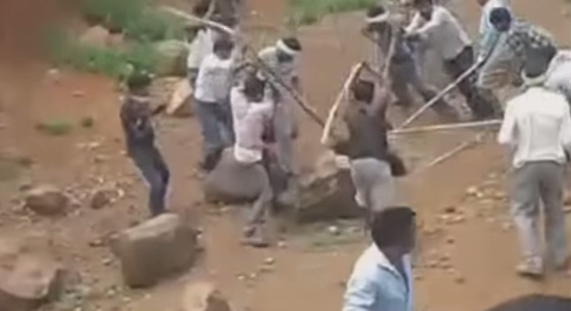 بالفيديو.. العصي تنقذ رجلا هنديا من قبضة دب