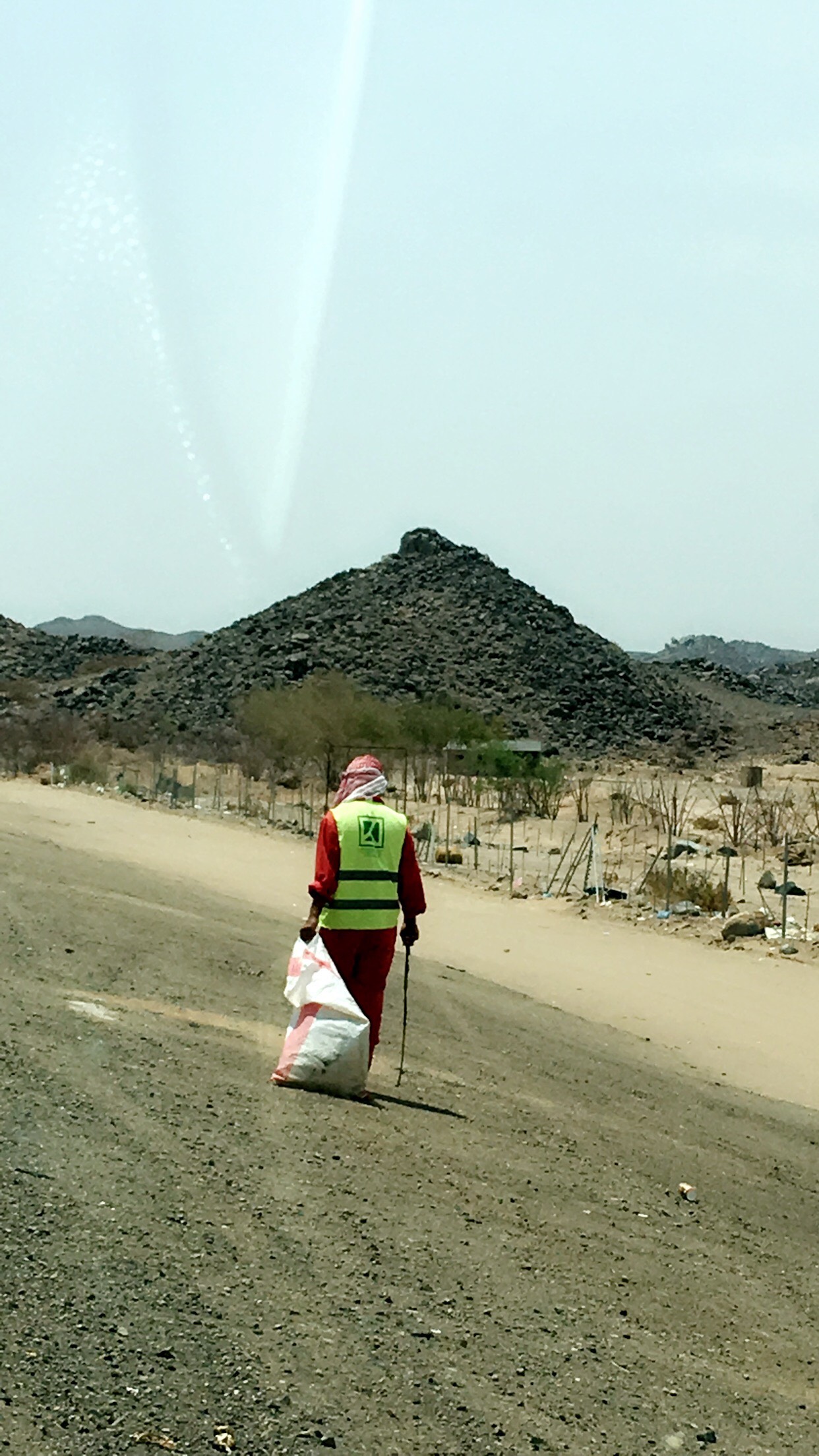 شاهد بالصور.. عمالة تحت أشعة الشمس الحارقة بمكة