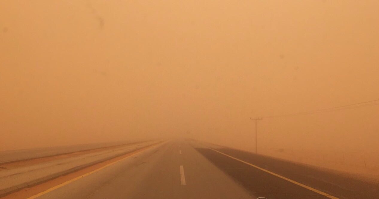 الأرصاد تحذر.. غبار وأتربة مثارة تحجب الرؤية على الرياض