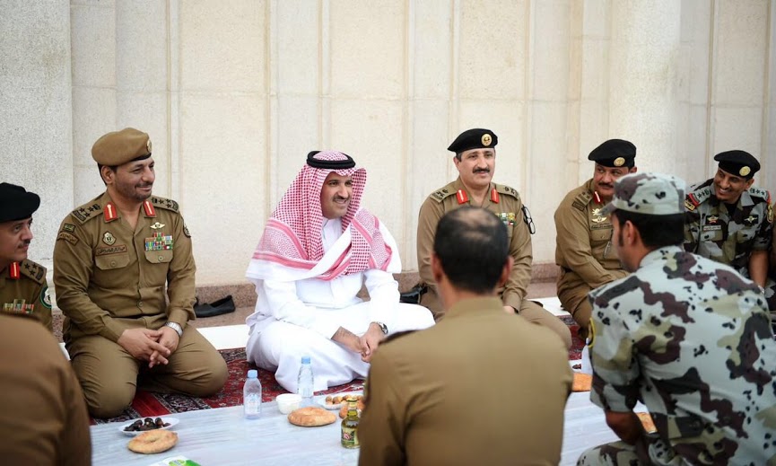 بالصور.. فيصل بن سلمان يشارك رجال الأمن الإفطار في المسجد النبوي