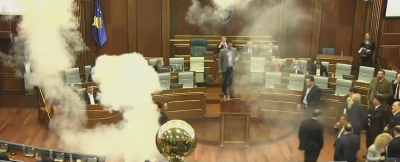 بالفيديو.. عضو في برلمان إقليم كوسوفو يلقي قنبلة غاز مسيل للدموع داخل القاعة