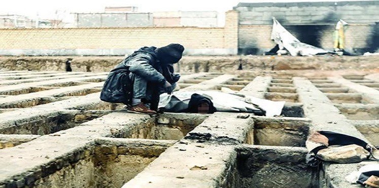 صورة صادمة.. لجأ الفقراء للقبور هربًا من البرد فطردتهم منها شرطة طهران