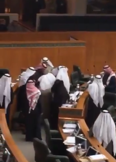 بالفيديو.. لحظة وفاة النائب #نبيل_الفضل خلال جلسة مجلس الأمة الكويتي