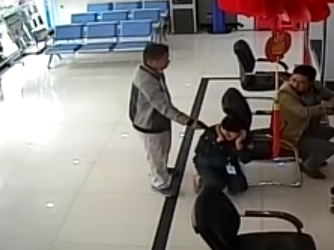 شاهد.. لص صيني يسرق مصرفاً بواسطة مسدس لعبة