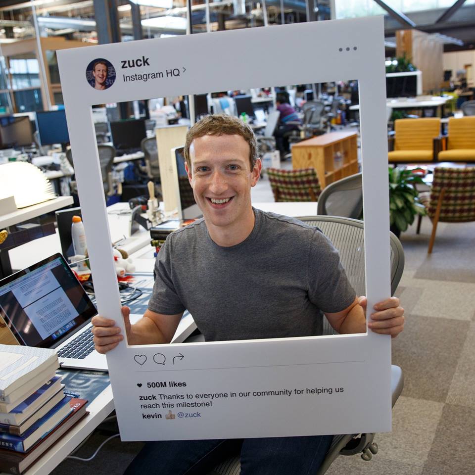 مؤسس فيسبوك يستخدم شريطاً لاصقاً على كاميرا جواله