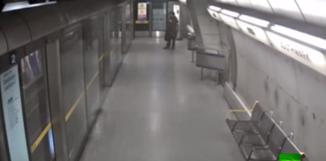 بالفيديو.. كاميرا المراقبة تكشف إرهابيًّا يزرع قنبلة في مترو لندن