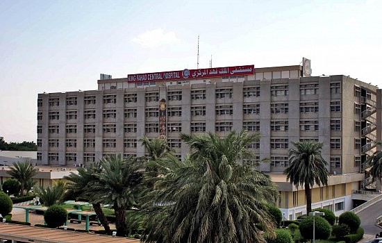مستشفى الملك فهد بجازان يحتجز سيدة وضعت مولودها منذ 4 أيام
