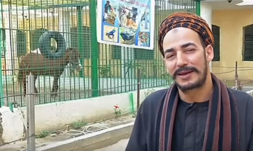 شاهد بالفيديو.. مصري يحوّل منزله لحديقة حيوانات لتشجيع السياحة