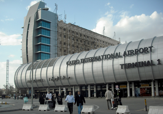 محاولة فاشلة لتهريب 500 قرص مخدر من مطار القاهرة إلى الرياض