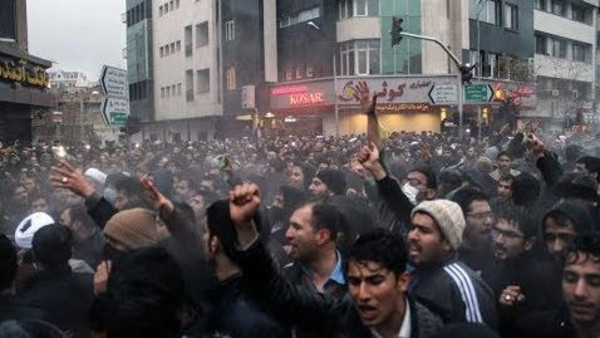 بعد مقتل 10 متظاهرين.. صحيفة أميريكية تتوقع سقوط مزيد من القتلى في إيران
