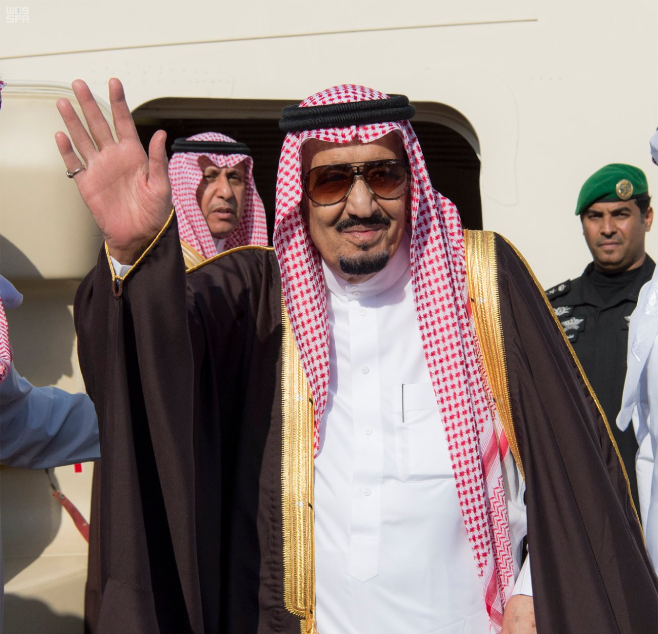 بالصور .. مغادرة الملك سلمان قطر متوجهاً إلى البحرين