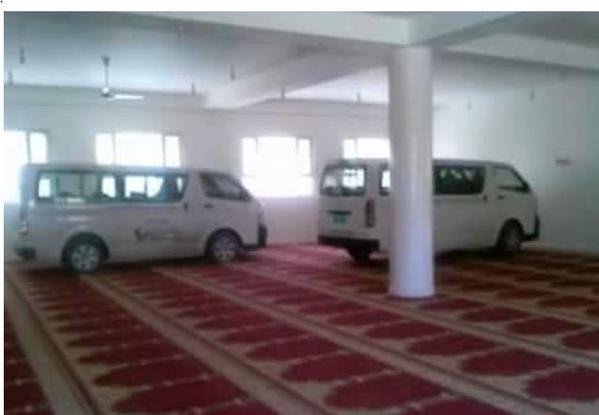 بالصورة.. #الحوثيون يحولون مساجد #صنعاء لمواقف سيارات!